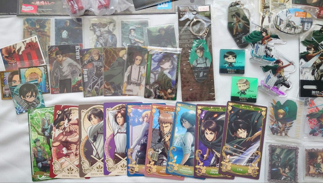 進撃の巨人　98点　まとめ売り　アクスタ　ポスター　カード　ファイル　フィギュア