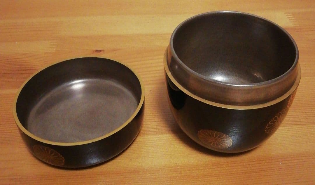 前端春斎作　粒菊　蒔絵　内銀　棗　共箱　茶道具