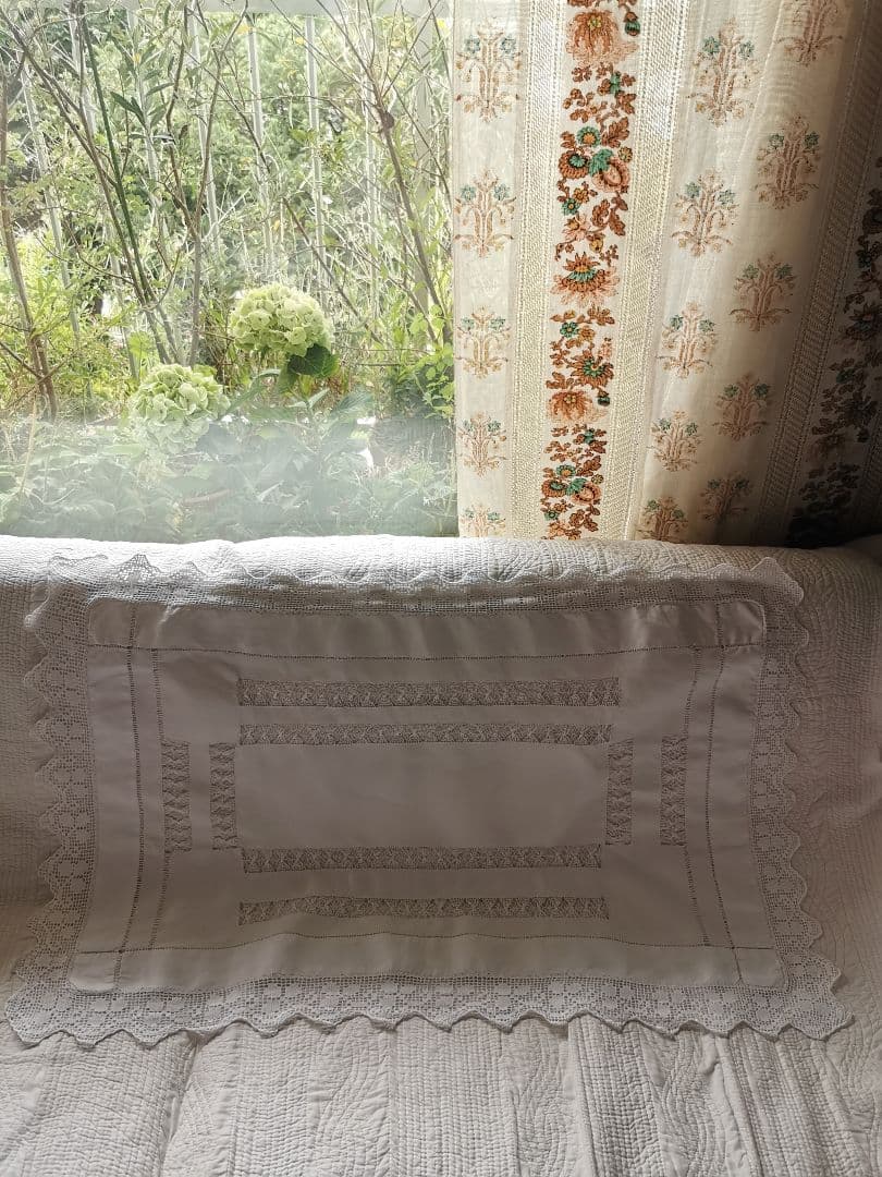 アンティークイギリス ドローンワークサバレース刺繍＆三つ葉のクロシェリネンクロス