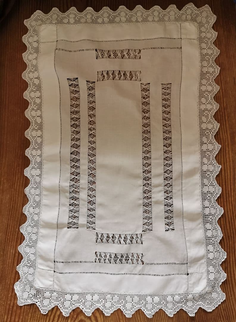 アンティークイギリス ドローンワークサバレース刺繍＆三つ葉のクロシェリネンクロス