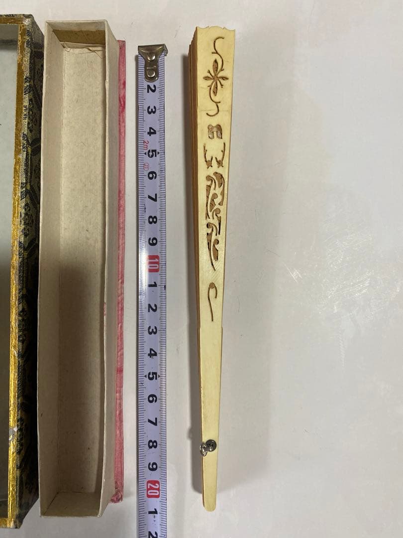 ♦️中国 香港 伝統工芸 透かし彫り 扇子 扇？骨？鹿角 置物飾り 団扇 骨董品