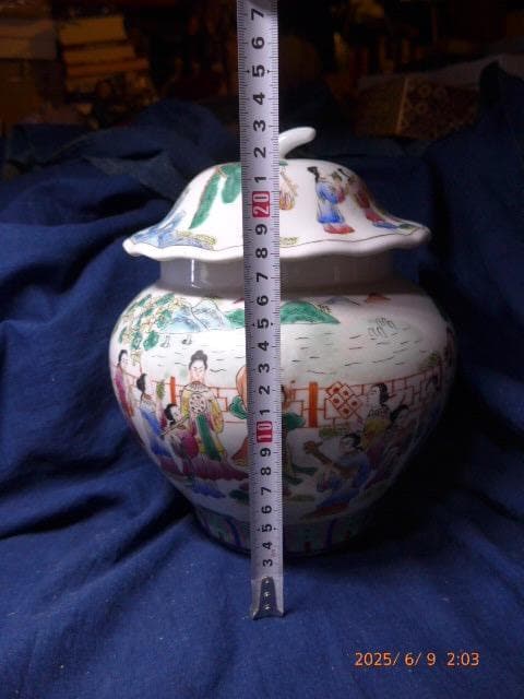 美品　大清同治年製　款 　彩色唐絵美人図 蓋付壺です。高さは約23センチ