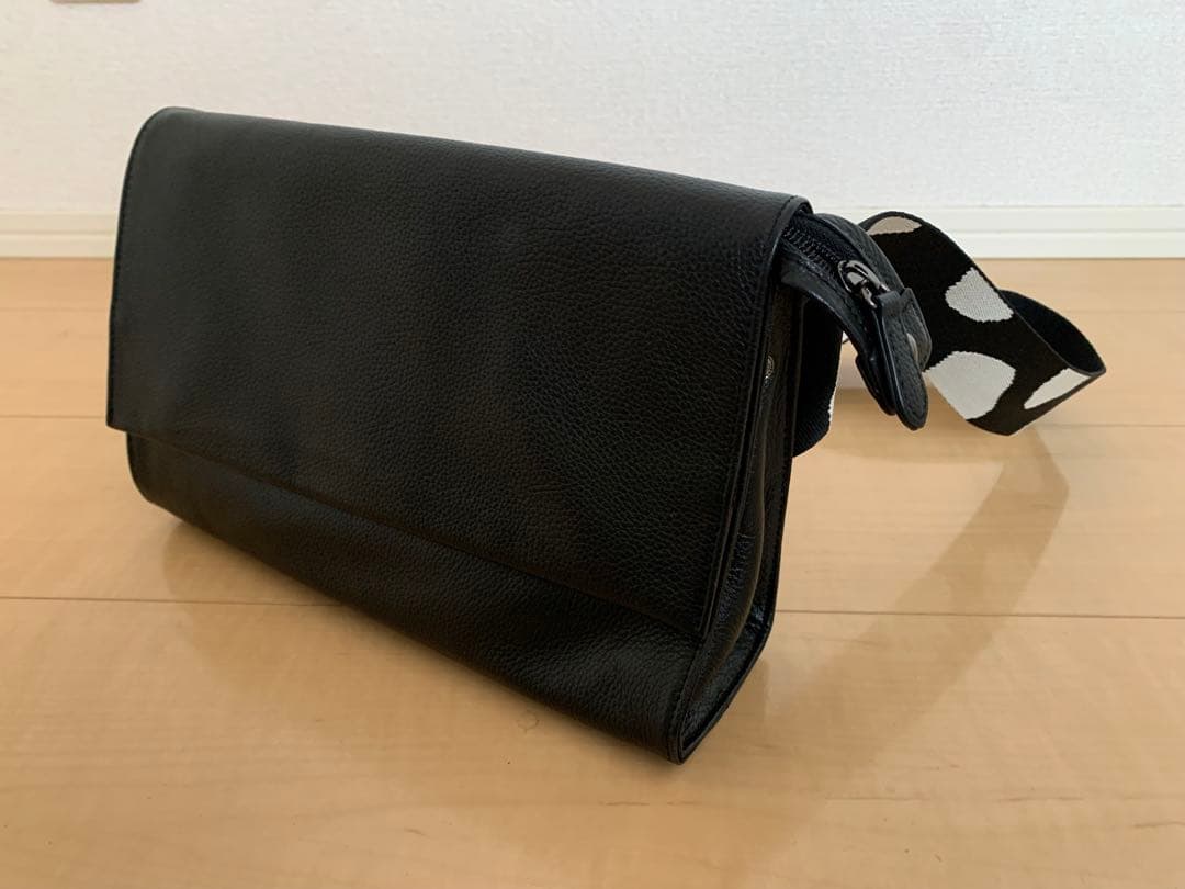 イアハピヨネ　ワイドテープショルダーバッグ