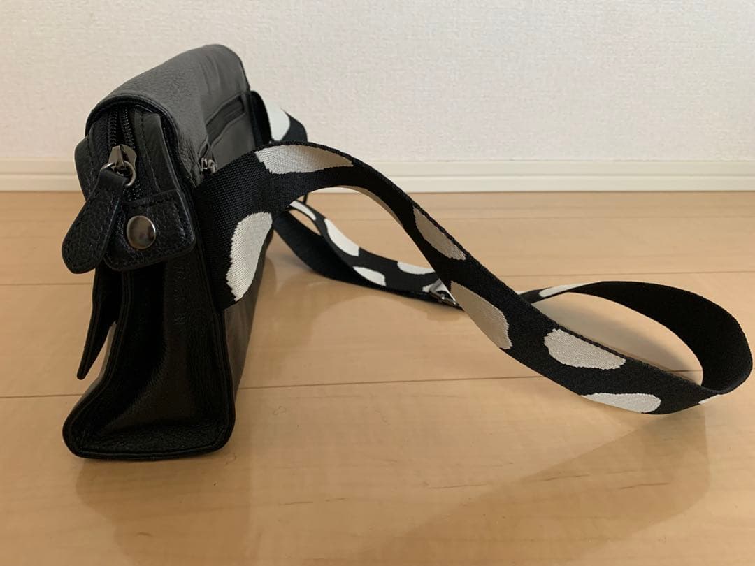 イアハピヨネ　ワイドテープショルダーバッグ