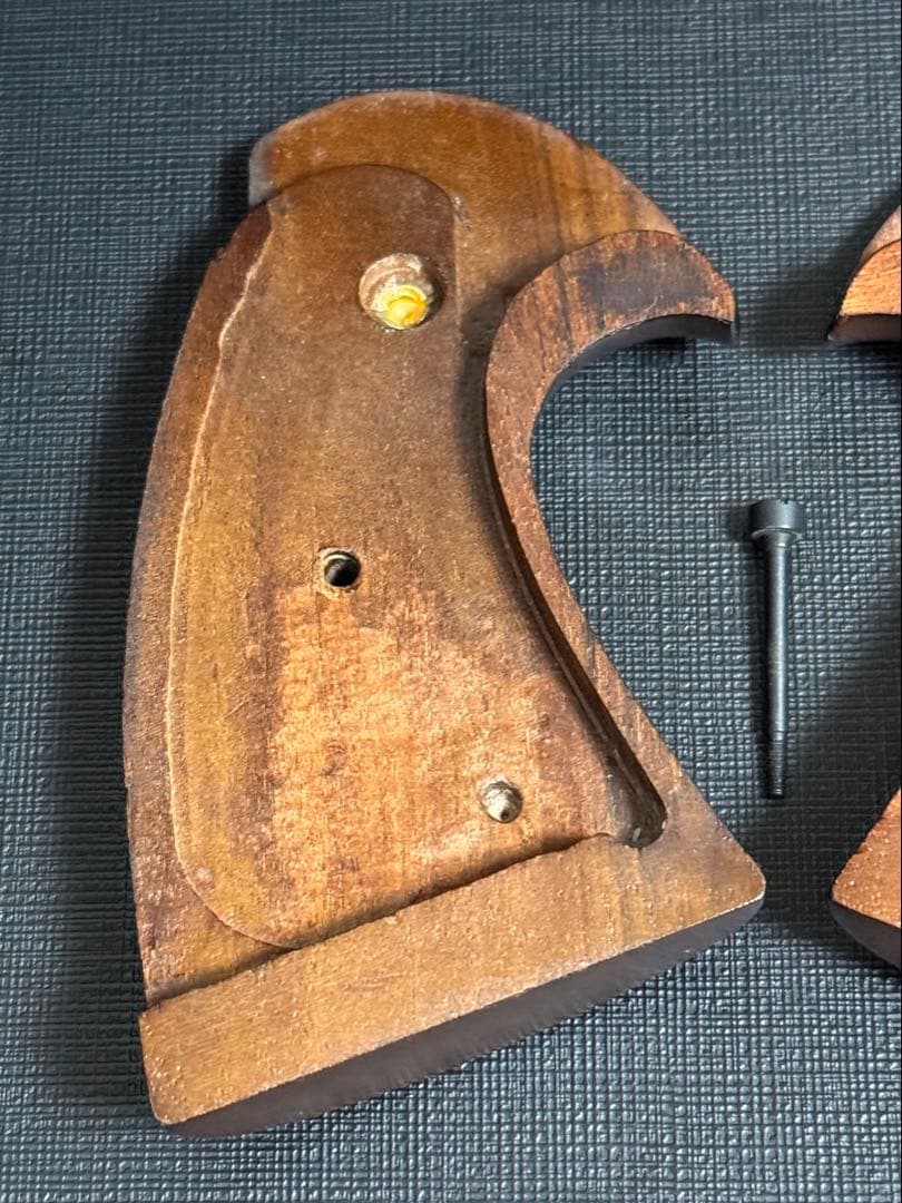 【実物】コルト社純正 パイソン 3rd 前期 木製グリップ スクリュー付き