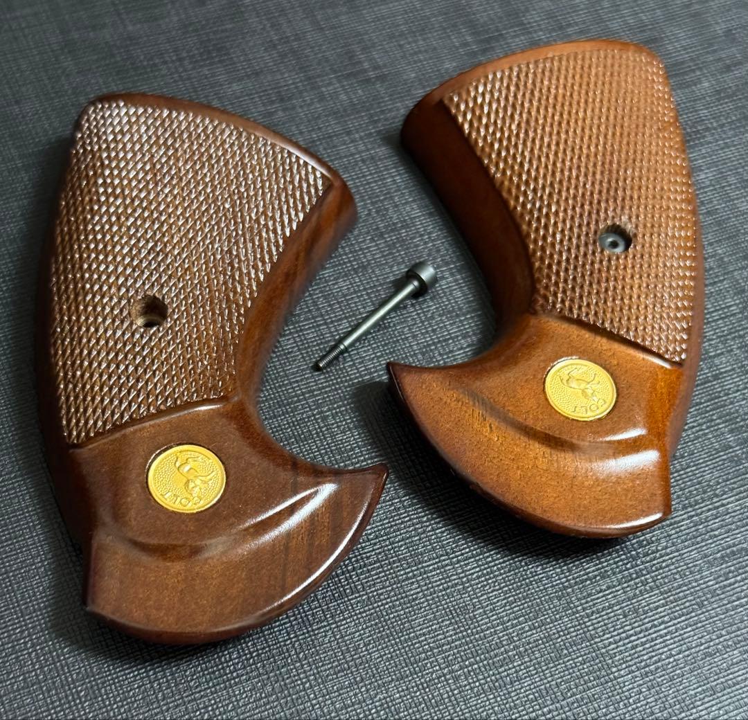 【実物】コルト社純正 パイソン 3rd 前期 木製グリップ スクリュー付き