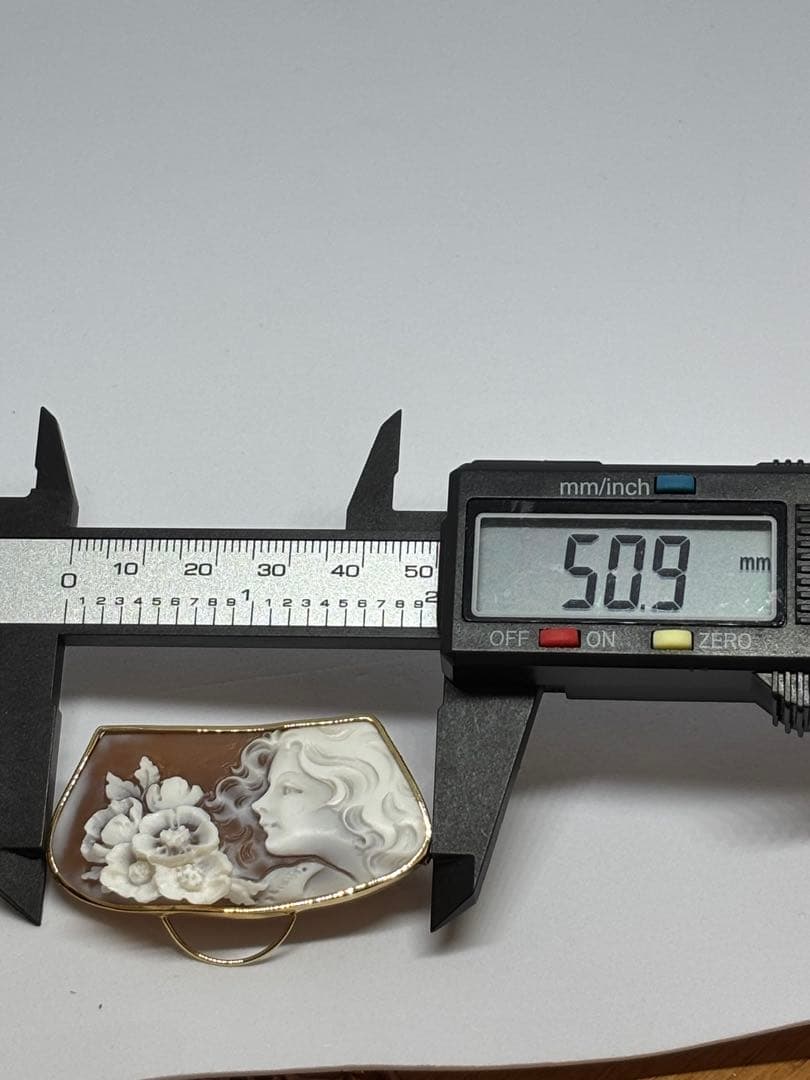 K18 カメオ 女性の顔と花 ブローチ 750 浮き彫り 総重量約9.9g