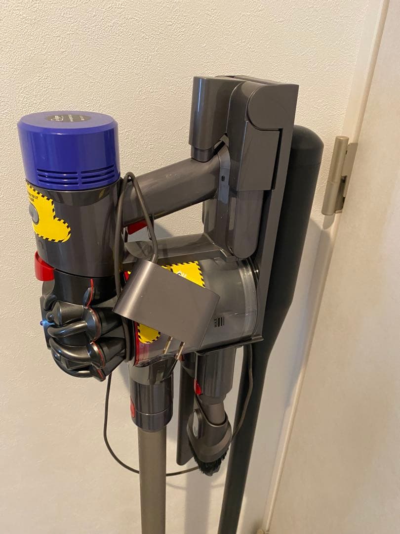 Dyson V7 　コードレスクリーナー　掃除機　sv11