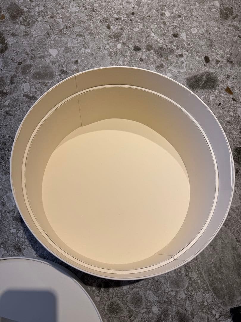 VALENTINO ギフトボックス 円形 ホワイト