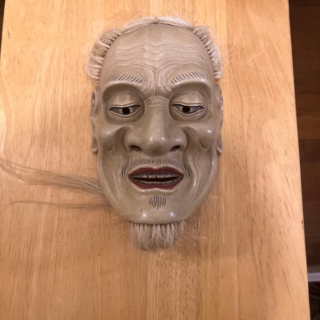 薄い灰色の能面