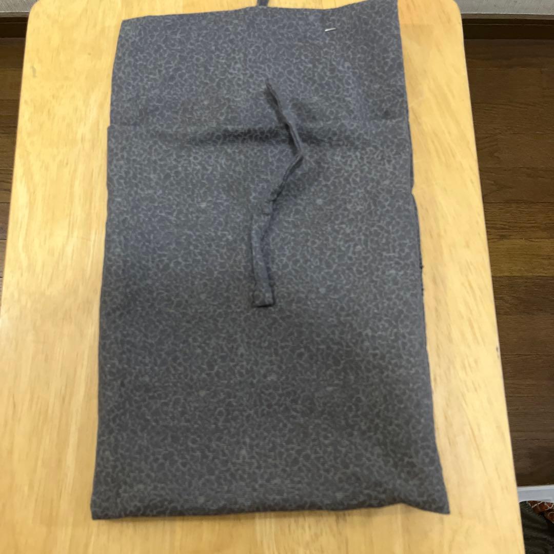 薄い灰色の能面