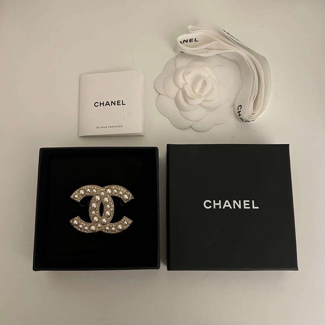 CHANEL CC パールロゴブローチ