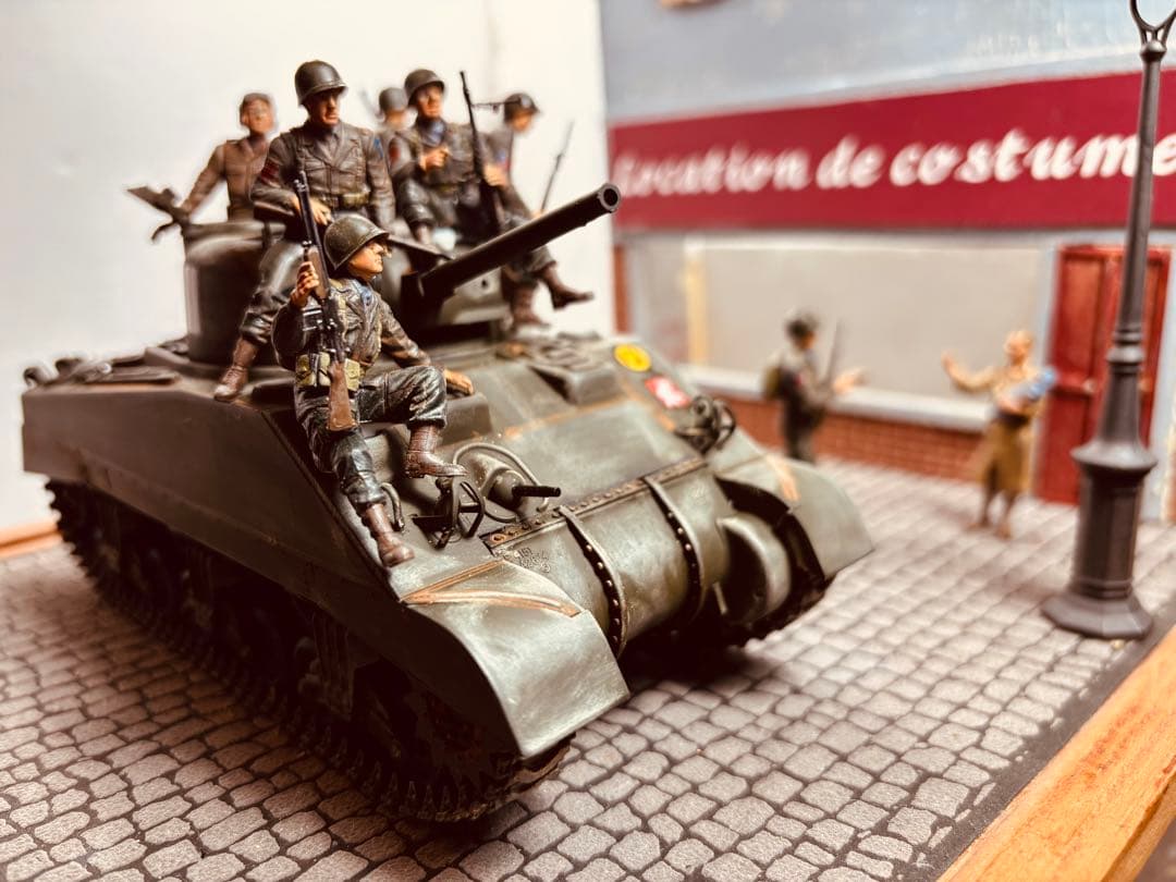 ホビーボス1／35 アメリカ軍落下傘部隊とイギリス軍タンク