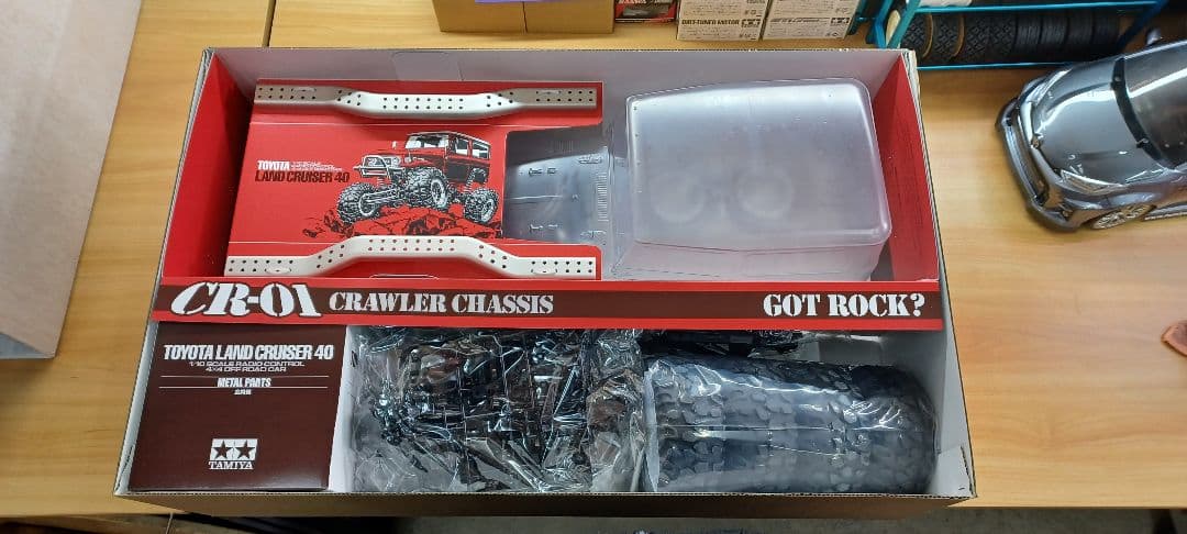 タミヤCR-01ランドクルーザー40新品未組立、他付属品付き
