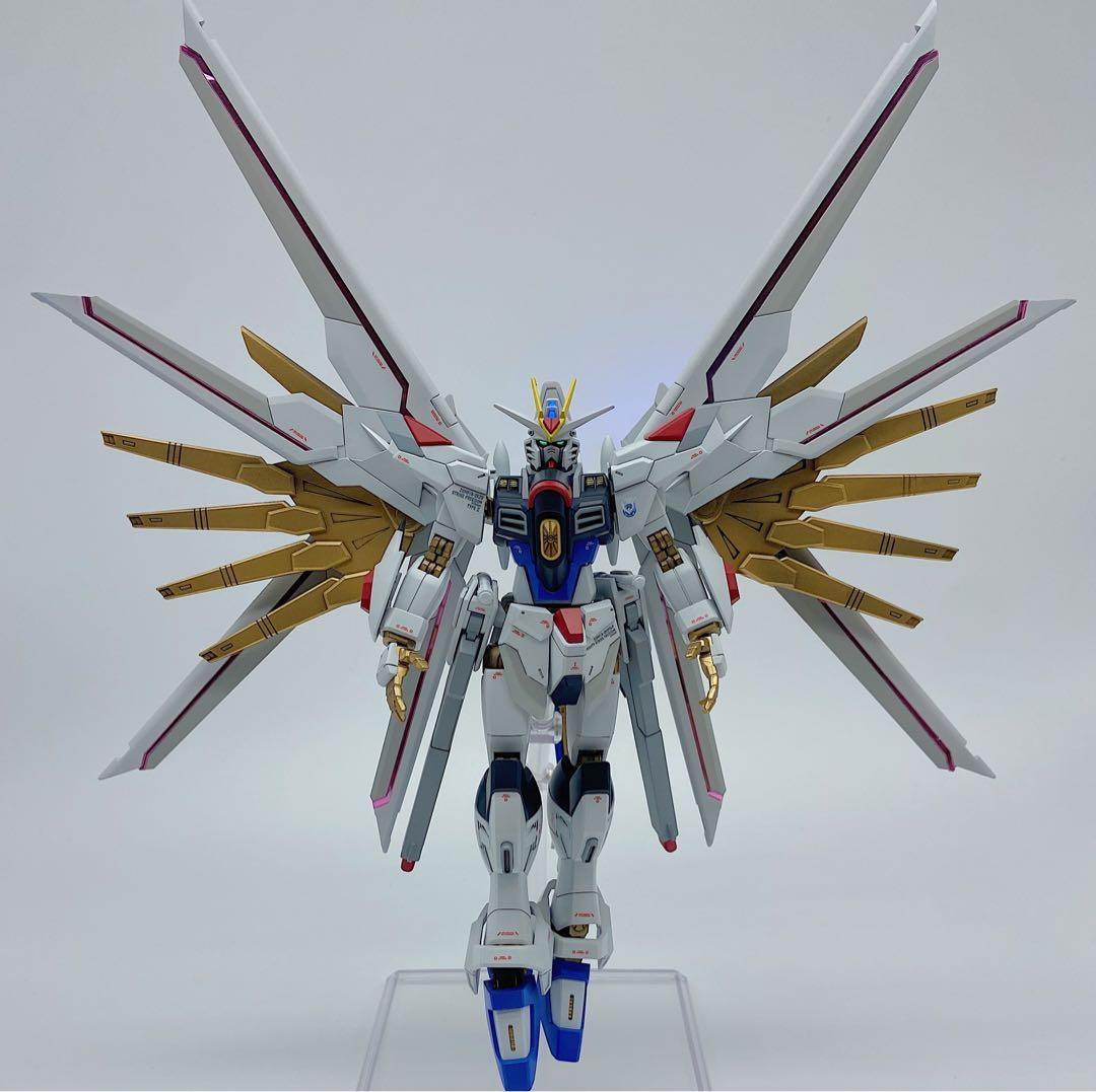 HGマイティーストライクフリーダムガンダム　全塗装　完成品　スタンド付き