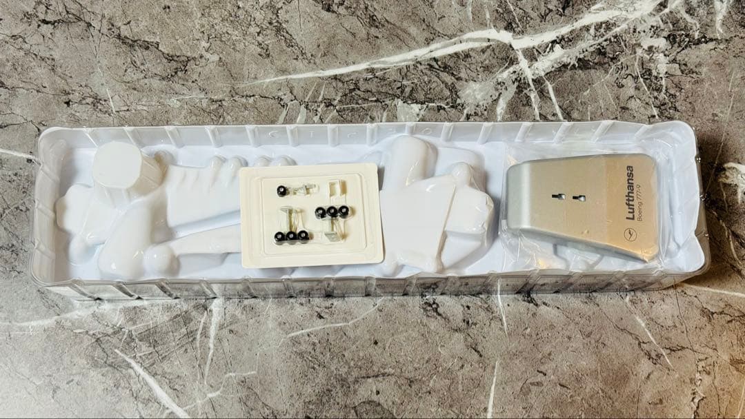 【外箱破れ/中身新品】Lufthansa B777-9 プラモデル 1/200