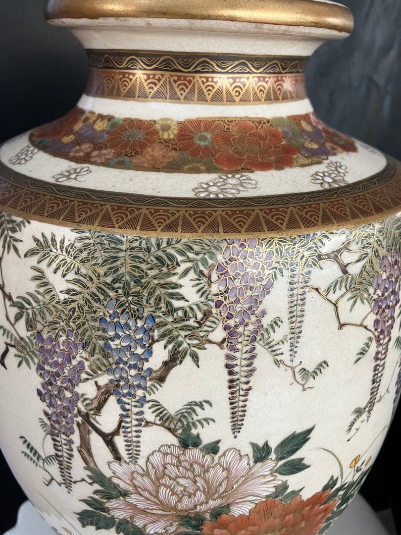 花と藤の模様の陶器花瓶