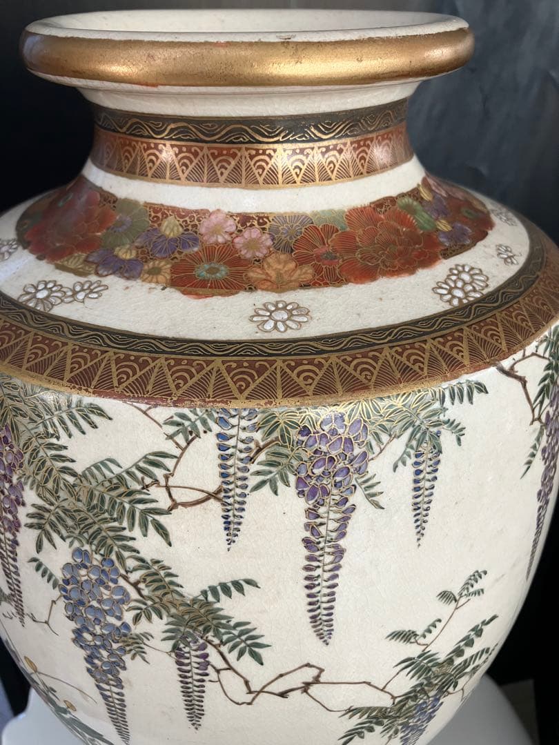 花と藤の模様の陶器花瓶