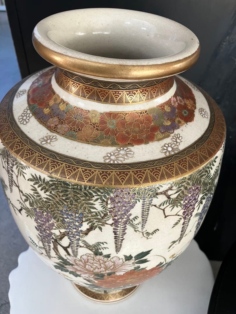 花と藤の模様の陶器花瓶