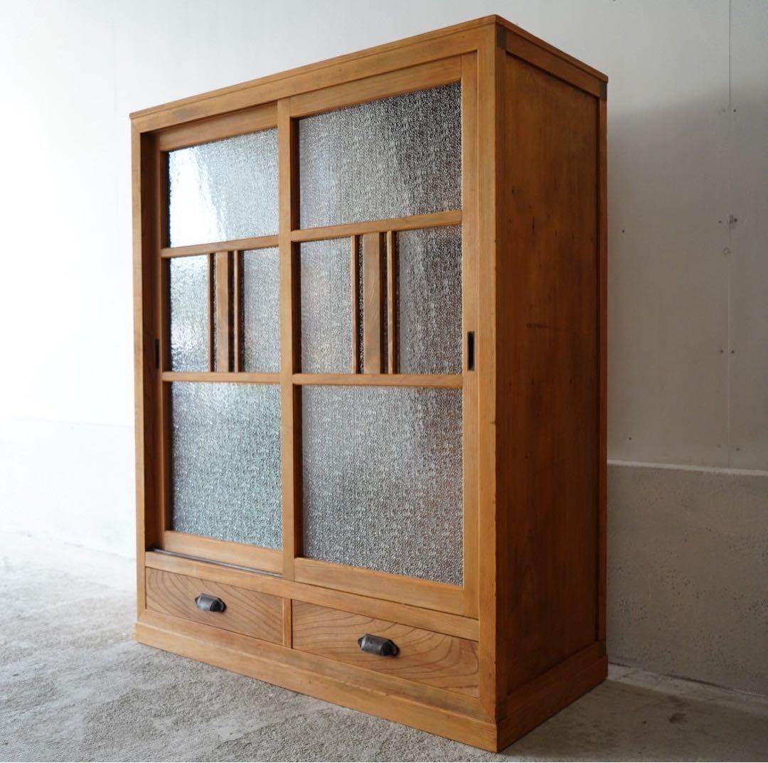 ダイヤガラスのキャビネット