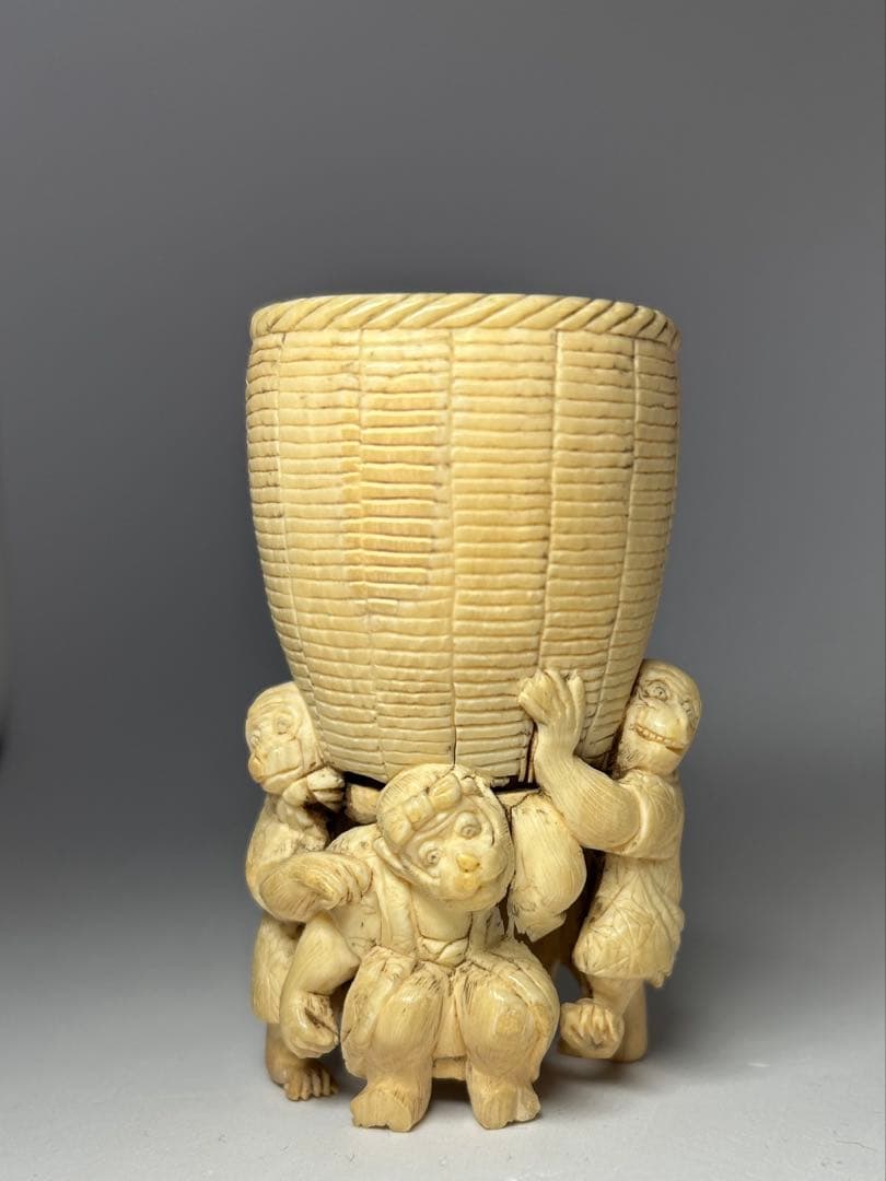 時代根付 猿 担桶 牙彫 天然素材 細密彫刻 古美術 48g