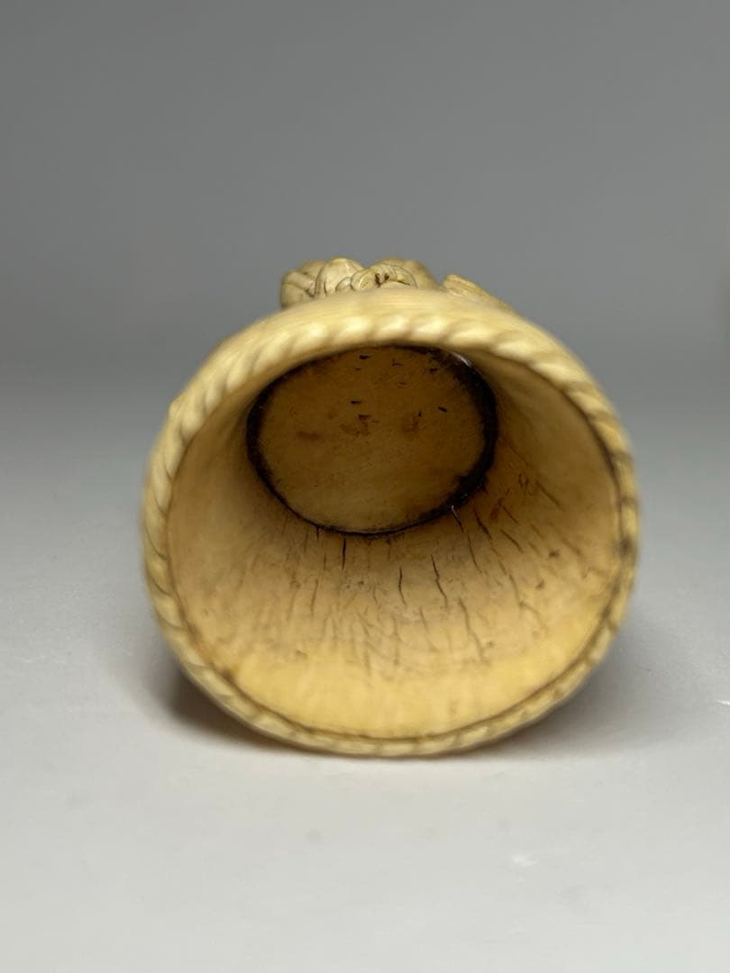 時代根付 猿 担桶 牙彫 天然素材 細密彫刻 古美術 48g