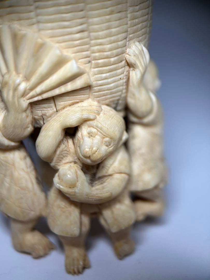 時代根付 猿 担桶 牙彫 天然素材 細密彫刻 古美術 48g