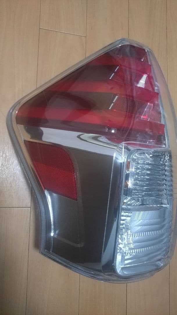 プリウスα 純正テールレンズ 左のみ