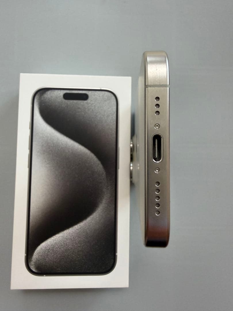 Apple iPhone 15 Pro ホワイトチタニウム　本体