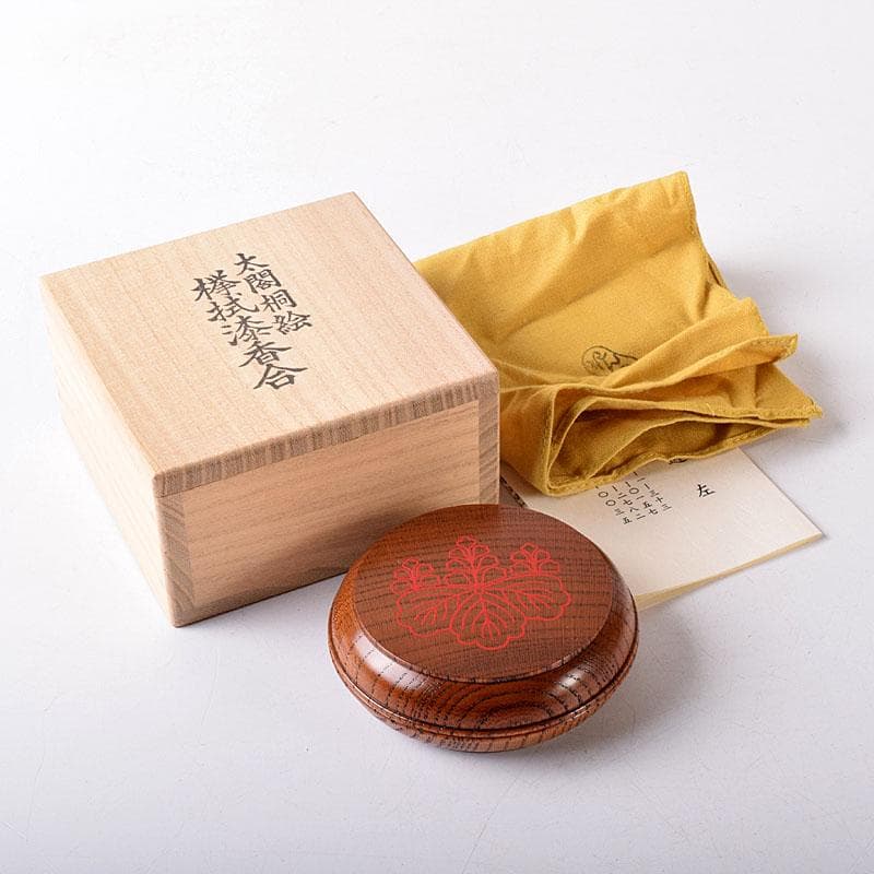 茶道具　川端近左作　太閤桐絵　欅拭漆香合　共布共箱　Ｖ　7703