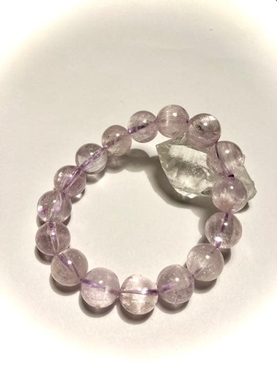 【るい】クンツァイト　虹玉あり　大玉12ミリ　内径16.8センチ