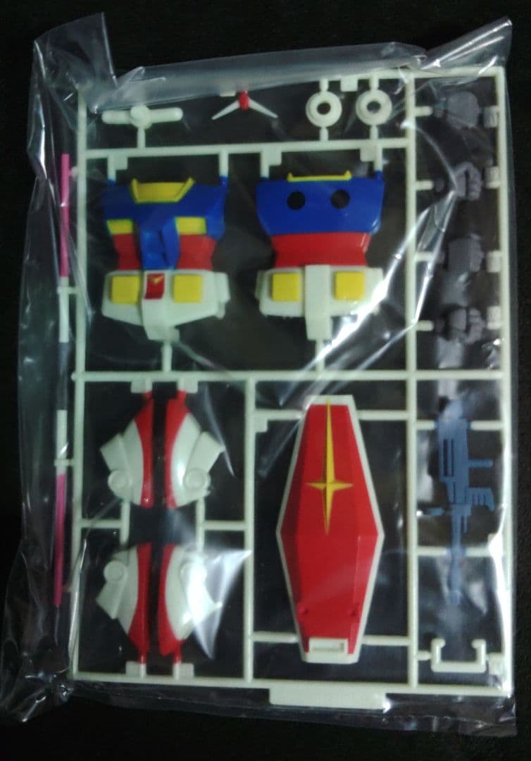 カラー塗装ずみ RX-78 ガンダム 1/144スケール　BAMDAI