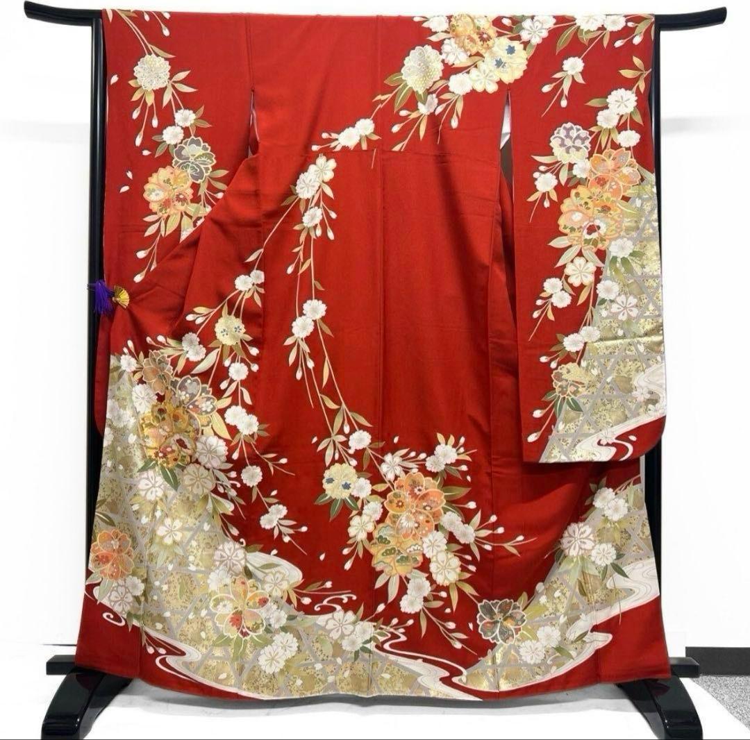 振袖　お着物　(赤ベース) 金駒刺繍　金彩　枝垂れ桜　桜花模様晴れの日　成人式