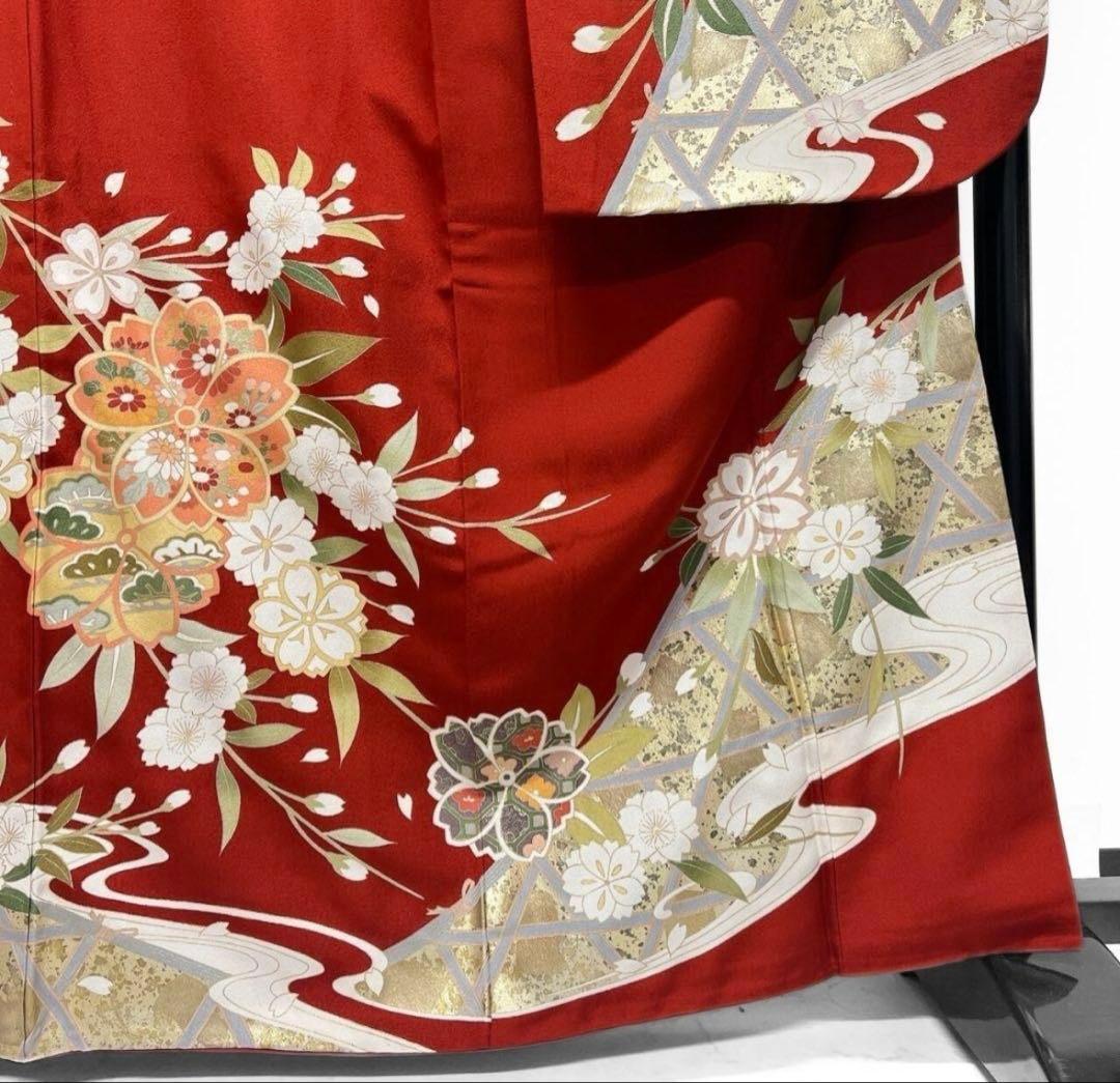 振袖　お着物　(赤ベース) 金駒刺繍　金彩　枝垂れ桜　桜花模様晴れの日　成人式
