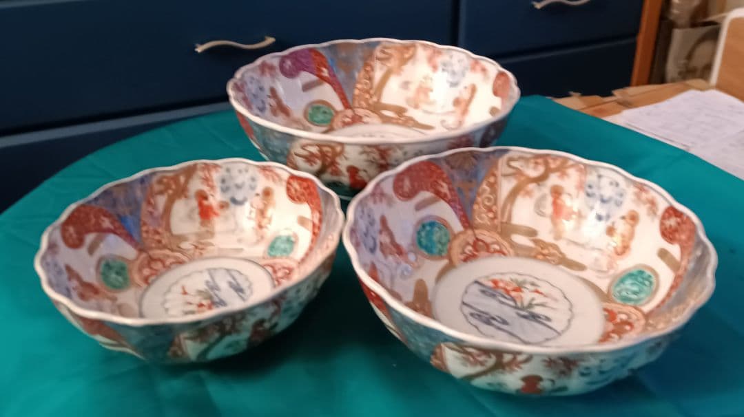 古伊万里　金彩染め付け　赤絵唐子人物絵　三つ鉢揃い　菓子鉢　美術品　江戸期