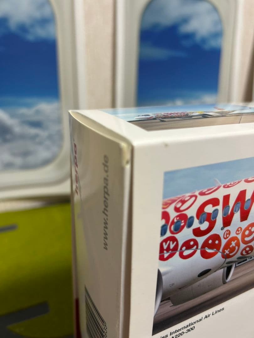 SWISS A220-300 特別塗装機 1/200　ヘルパ