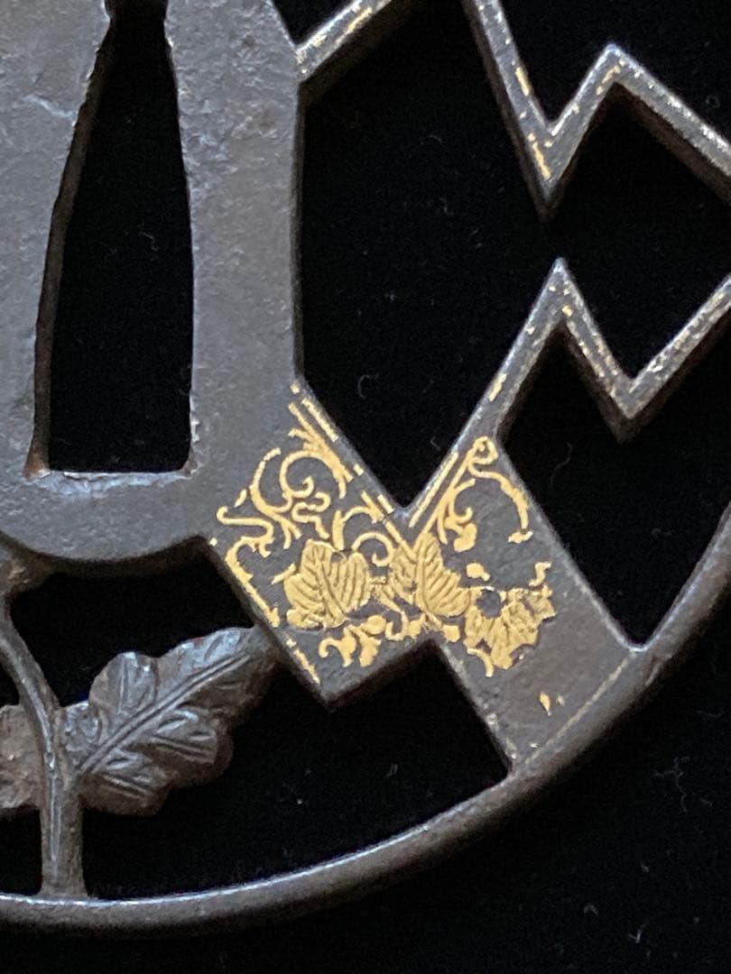 【特別保存刀装具】菊熨斗図透鐔 無銘京正阿弥　鉄地丸形透鍔