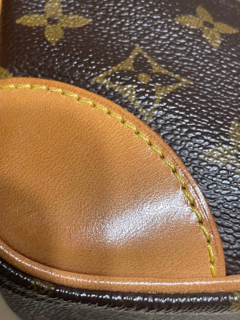 ストラップ根元も綺麗です。Amazon