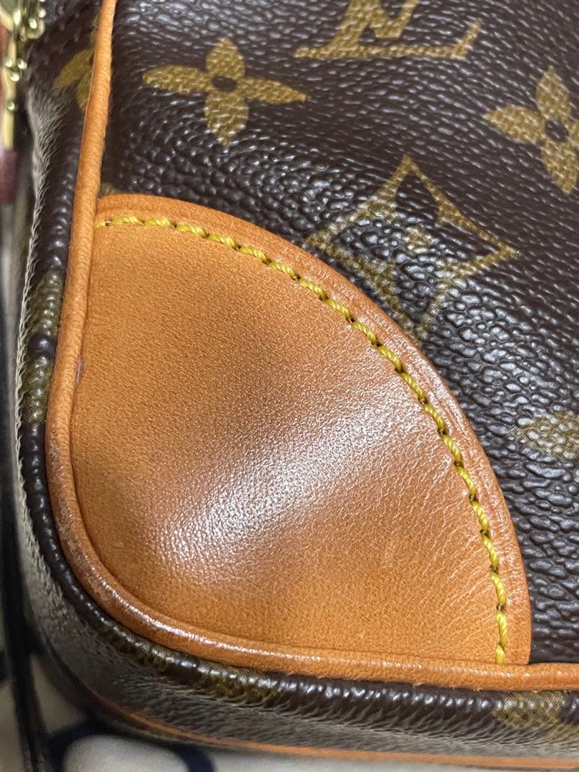 ストラップ根元も綺麗です。Amazon