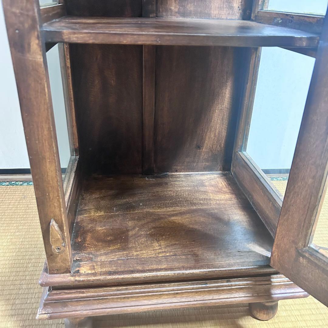 照明付き アンティーク調ガラスキャビネット 鍵付き