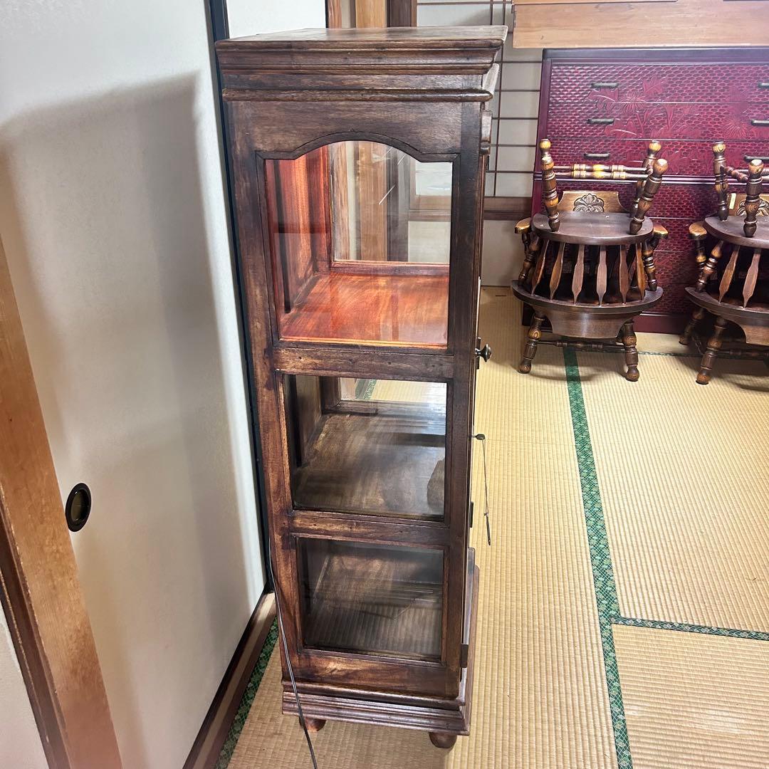 照明付き アンティーク調ガラスキャビネット 鍵付き