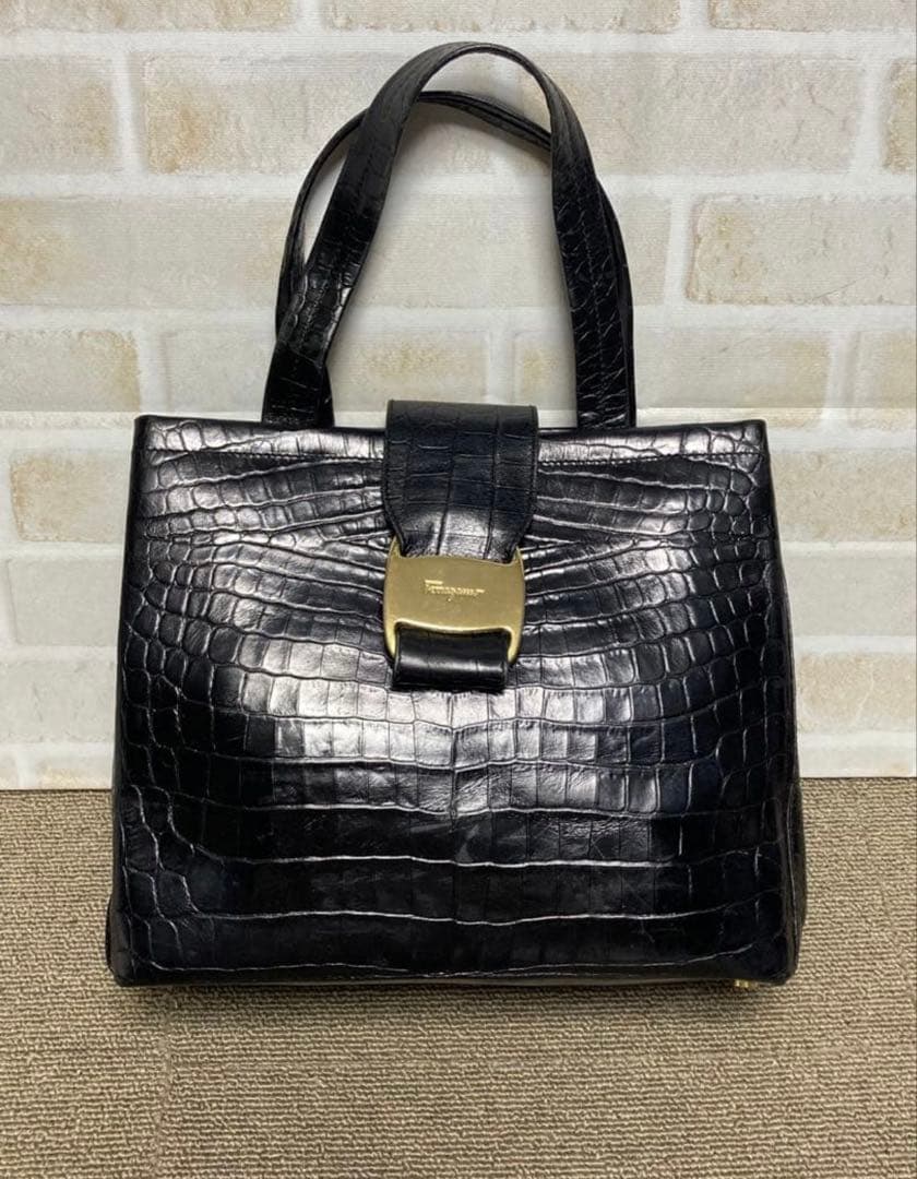 サルヴァトーレ フェラガモ　ヴァラリボン　クロコ型押し　黒色　ハンドバッグ