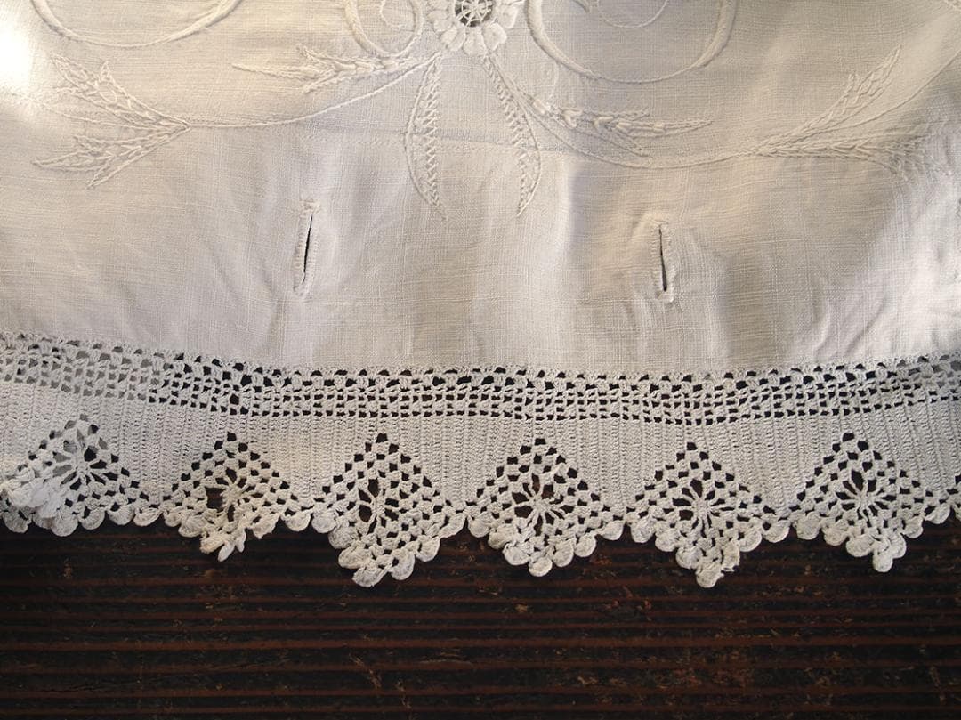 手刺繍とクロシェレース ピローケース2枚 貝ボタン かぎ針レース /K367