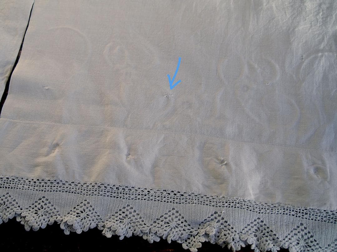 手刺繍とクロシェレース ピローケース2枚 貝ボタン かぎ針レース /K367