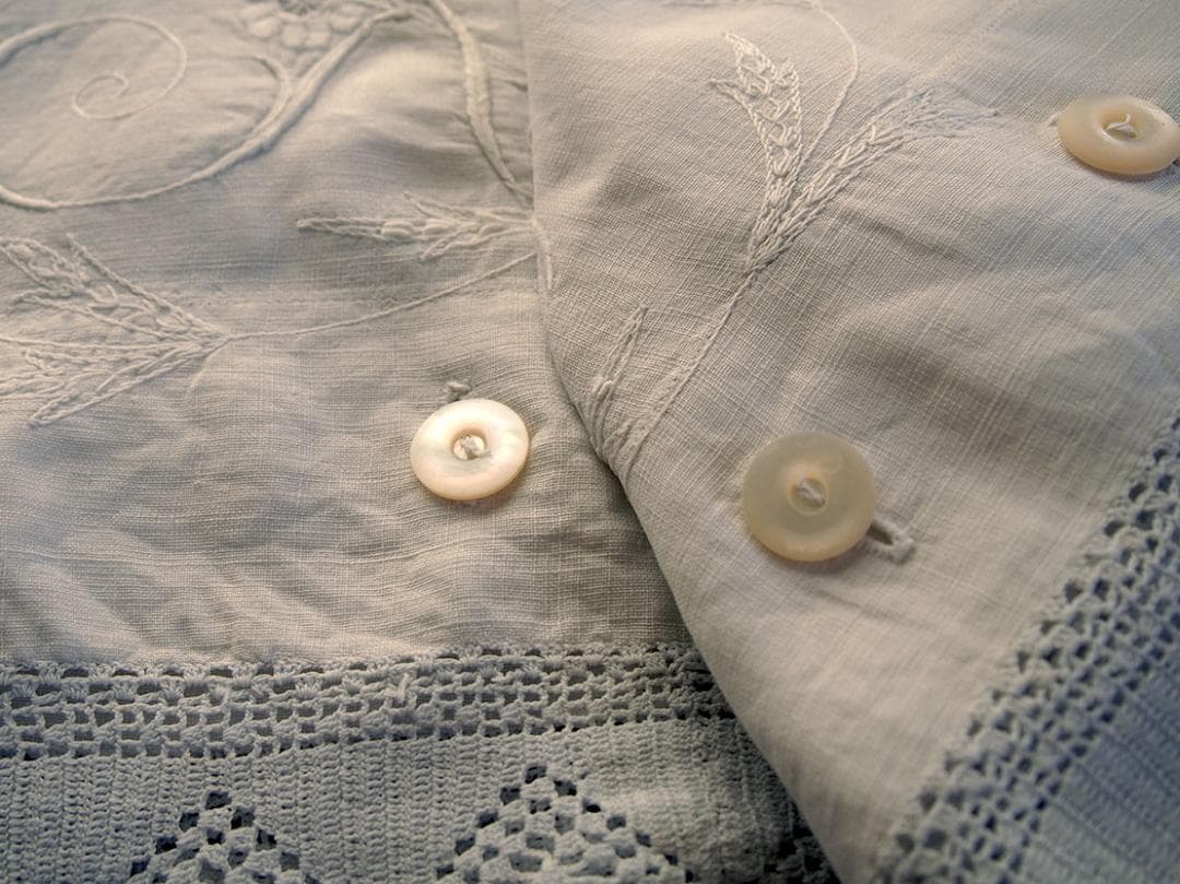 手刺繍とクロシェレース ピローケース2枚 貝ボタン かぎ針レース /K367