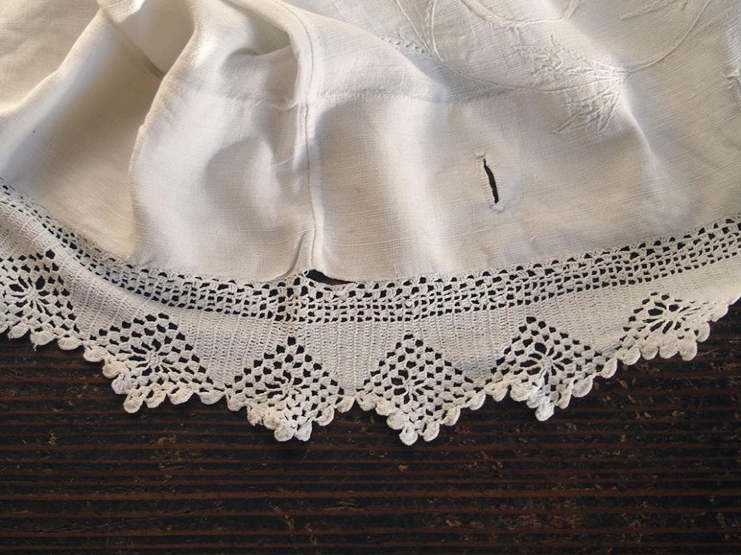 手刺繍とクロシェレース ピローケース2枚 貝ボタン かぎ針レース /K367