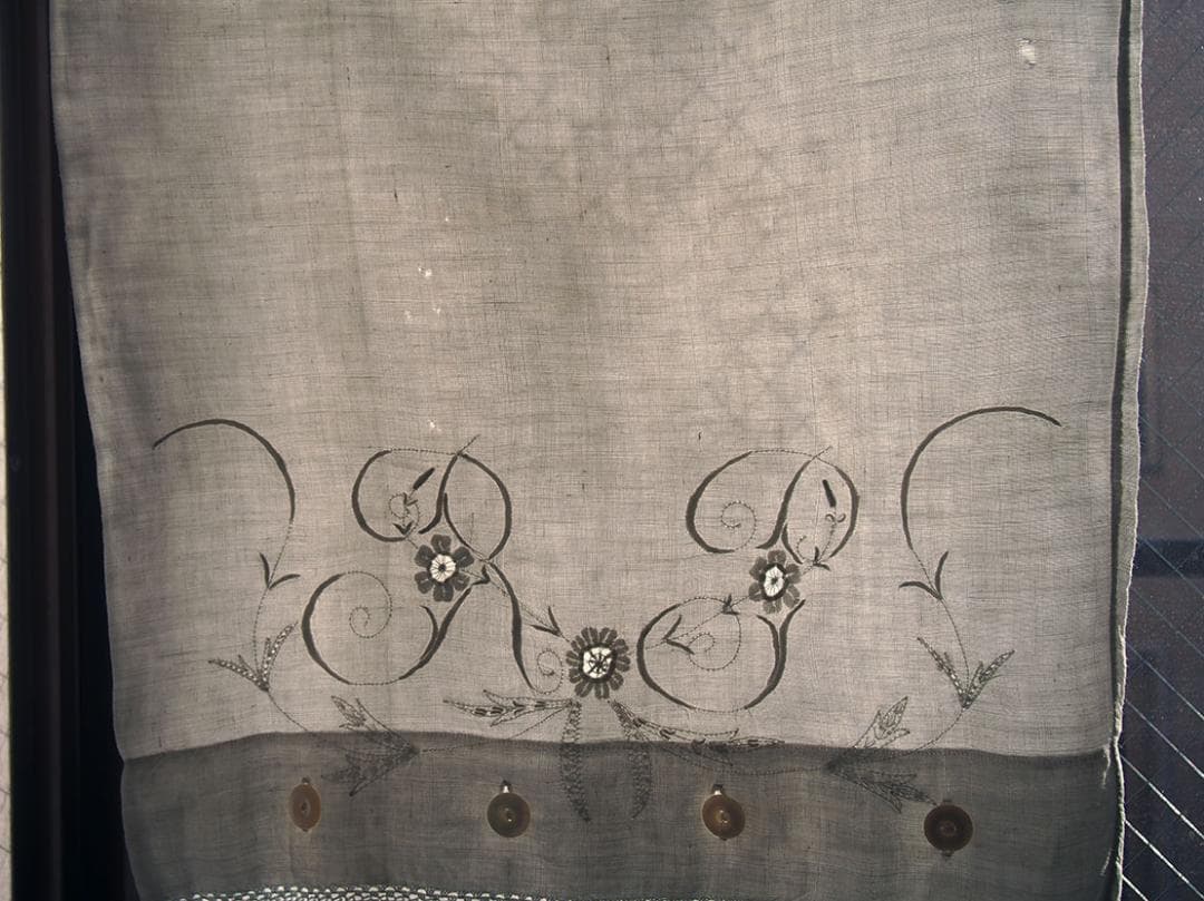 手刺繍とクロシェレース ピローケース2枚 貝ボタン かぎ針レース /K367