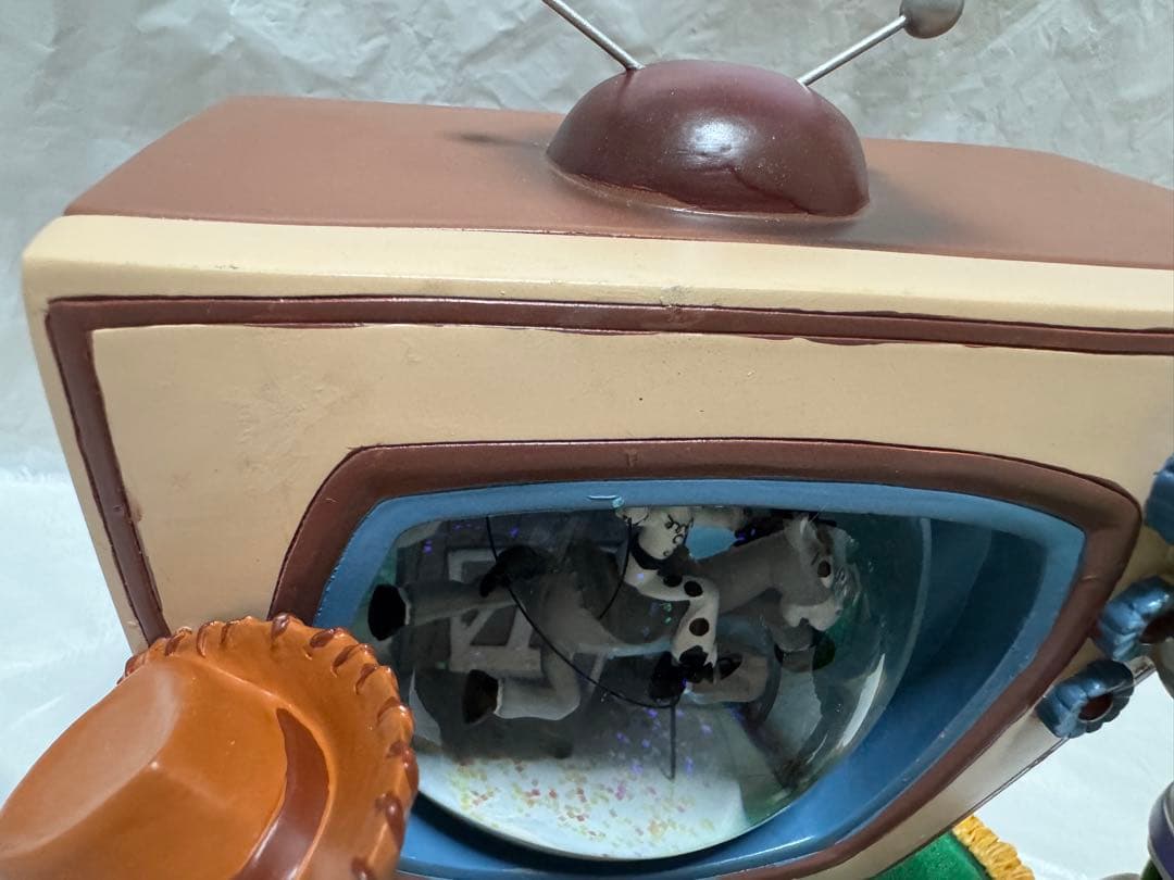 ディズニーストア トイストーリー2 TV型 オルゴール付きスノーグローブ