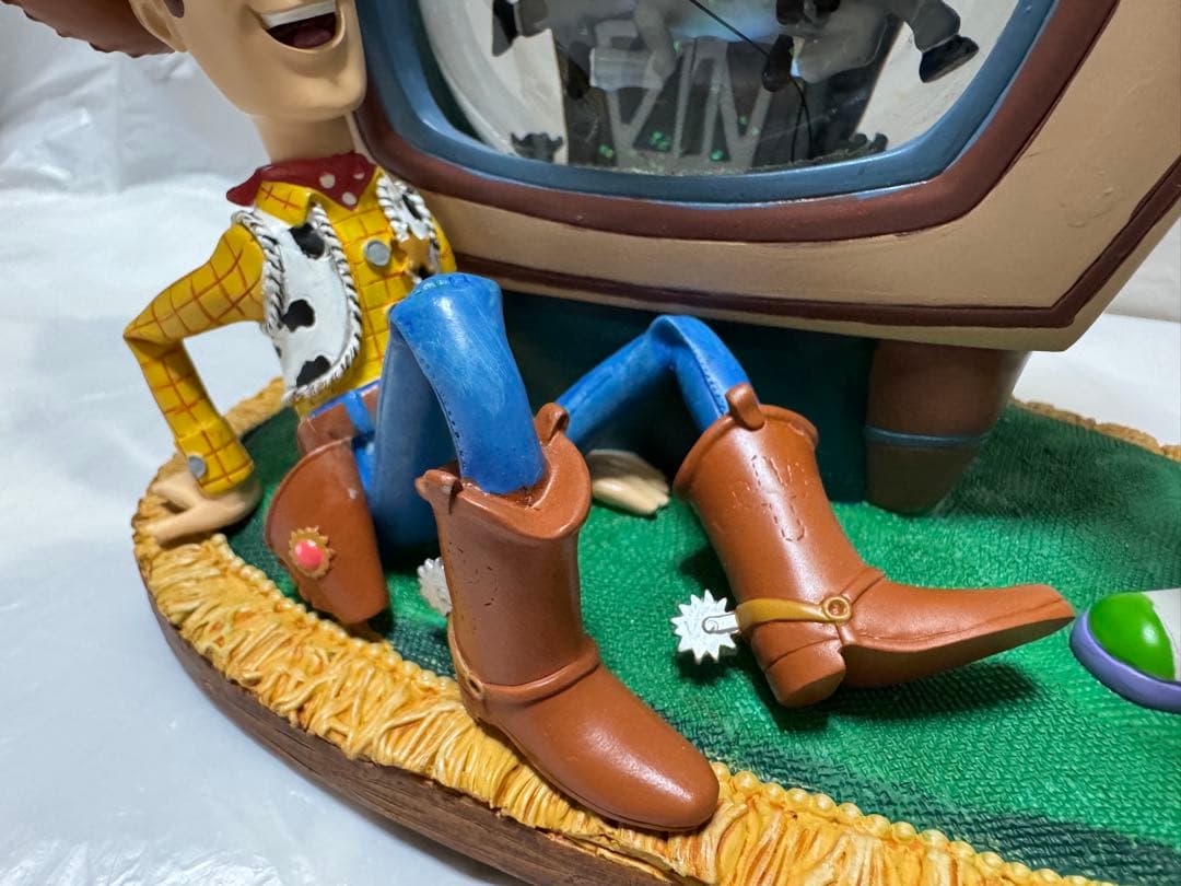 ディズニーストア トイストーリー2 TV型 オルゴール付きスノーグローブ