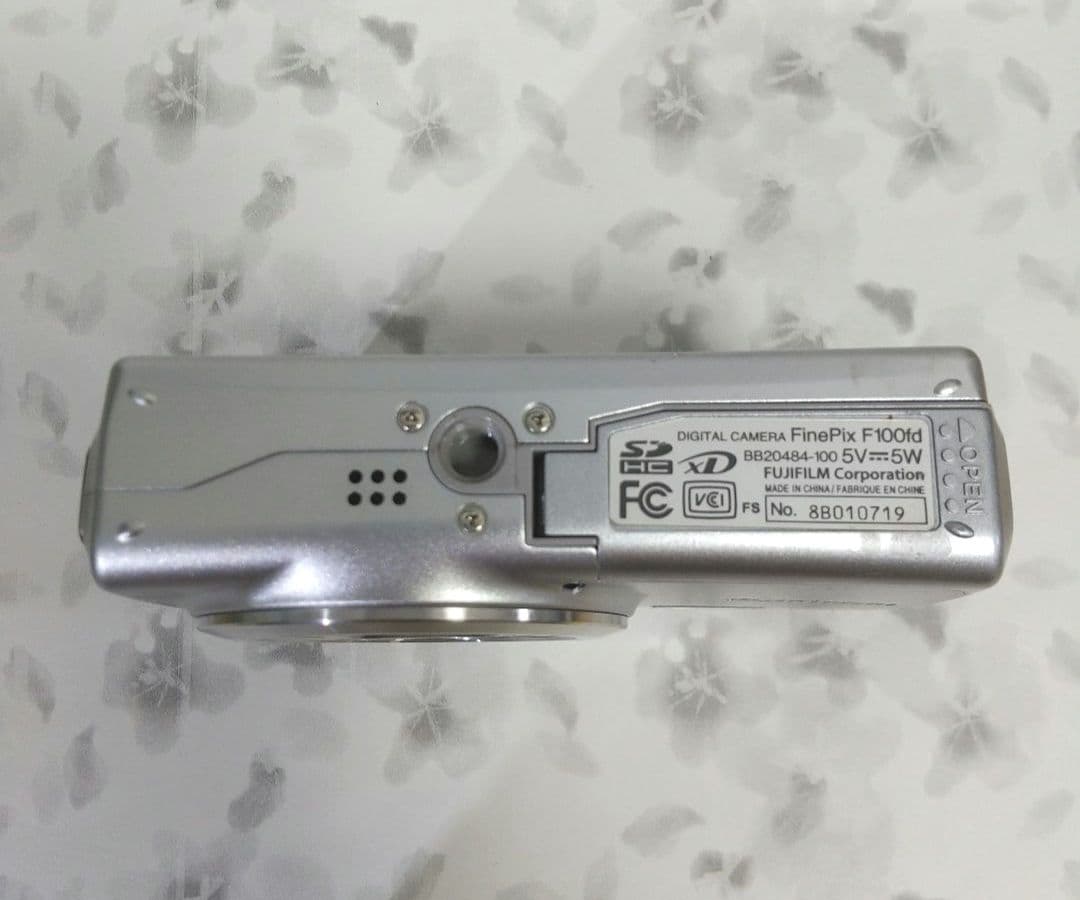 【RS50】FUJIFILM finepix F100fd デジカメ 本体